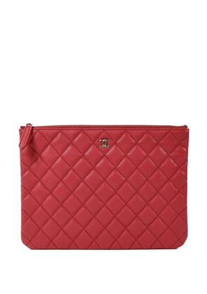 CHANEL Pre-Owned CC-detail quilted clutch bag - Red
