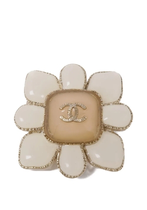 CHANEL Pre-Owned CC flower brooch - Gold
