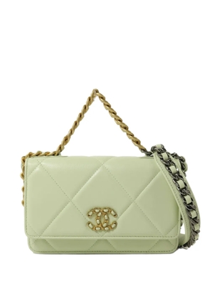 CHANEL Pre-Owned Chanel 19 CC shoulder bag - Green