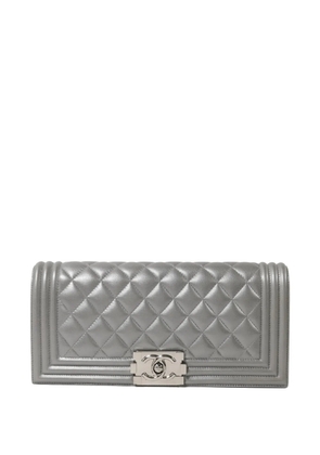 CHANEL Pre-Owned Boy quilted clutch bag - Grey
