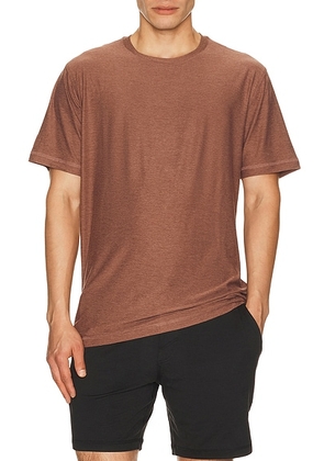 Vuori Strato Tech Tee in Sable Heather - Red. Size XL/1X (also in S, M, L, XXL/2X).