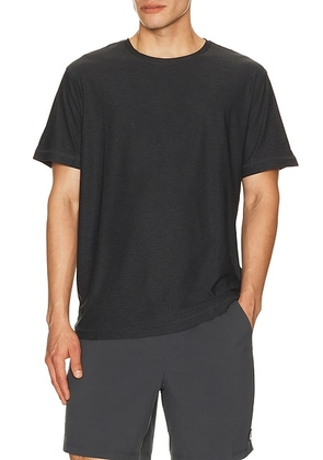 Vuori Strato Tech Tee in Charcoal Heather - Grey. Size XXL/2X (also in S, M, L, XL/1X).