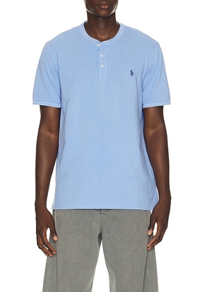 Polo Ralph Lauren Short Sleeve Garment Dyed Featherweight Mesh Henley T-Shirt in Canvas Blue - Blue. Size XL/1X (also in S, M, L, XXL/2X).