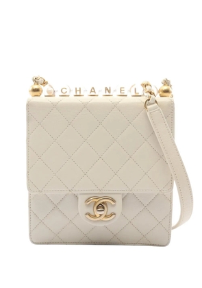 CHANEL Pre-Owned 2020-2021 Flap bead-embellished mini bag - White
