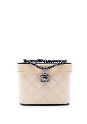 CHANEL Pre-Owned 2016-2017 Mini CC Quilted Patent vanity bag - Neutrals