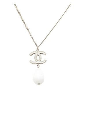 CHANEL Pre-Owned 2010 CC Brass Faux Pearl Pendant Necklace costume necklace - Silver
