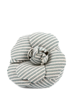 CHANEL Pre-Owned 2000s floral-shaped brooch - Neutrals
