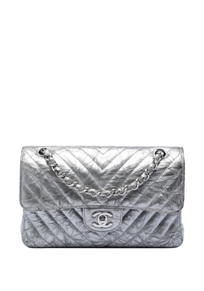 CHANEL Pre-Owned 2018 Small Classic Chevron Metallic Crumpled Calfskin Double Flap shoulder bag - Silver