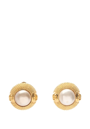 CHANEL Pre-Owned 1970-1980 CC Gold Plated Faux Pearl Clip On Earrings costume earrings