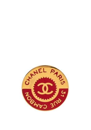CHANEL Pre-Owned 1950-1970 CC Gold Plated and Enamel Round Brooch costume brooch