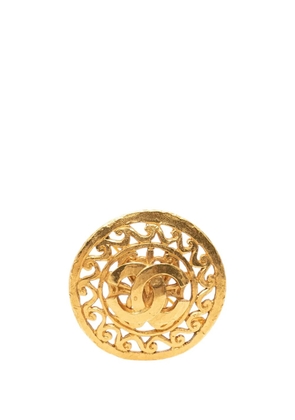 CHANEL Pre-Owned 1995 CC Gold Plated Medallion Round Brooch costume brooch