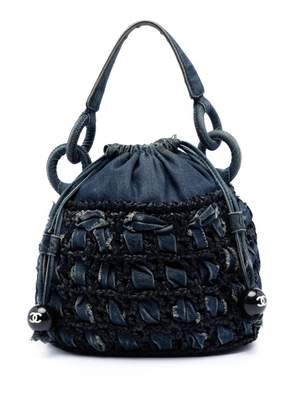 CHANEL Pre-Owned 2005-2006 CC Woven Denim and Raffia Drawstring bucket bag - Blue