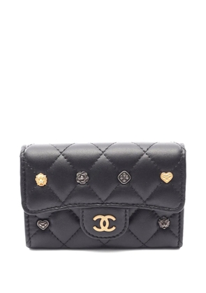 CHANEL Pre-Owned 2021s quilted charm card case - Black