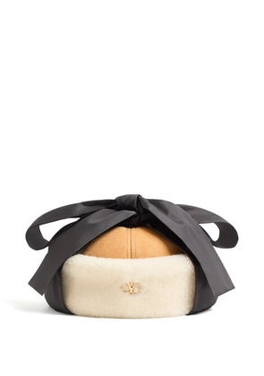 Valentino Garavani Vlogo Signature shearling cap - Neutrals