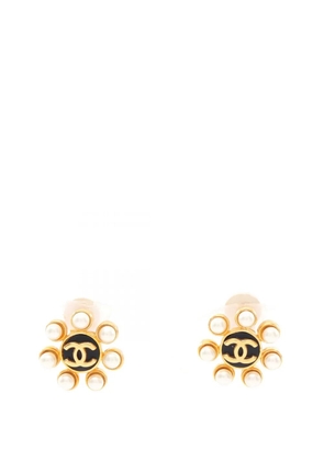CHANEL Pre-Owned 1995 CC Gold Plated Faux Pearl Enamel Flower Clip On Earrings costume earrings