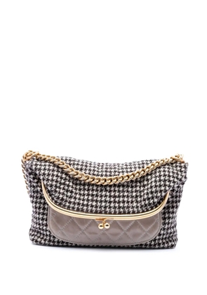 CHANEL Pre-Owned 2015-2016 Medium Quilted Houndstooth Tweed and Calfskin Tabatiere Kisslock Fold Over crossbody bag - Black