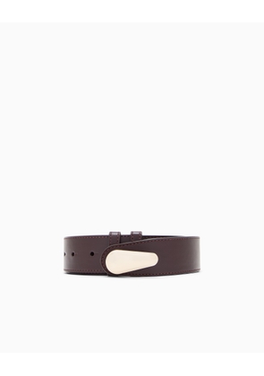 Shiny leather belt with a teardrop-shaped twist lock