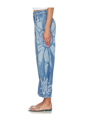 Free People Good Luck Printed Barrel Jean in Blue. Size 24. Also in 25, 26, 27, 28, 29, 30, 31, 32.