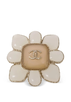 CHANEL Pre-Owned CC flower brooch - Gold