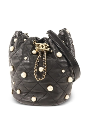CHANEL Pre-Owned quilted pearl-embellished bucket bag - Black