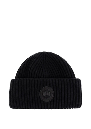 Canada Goose logo-patch ribbed-knit beanie hat - Black