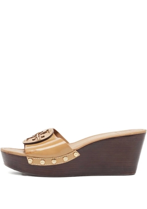 Tory Burch pre-owned patent leather wedge sandals - Brown