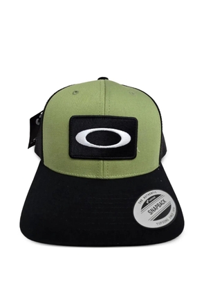 Oakley logo-patch mesh-panel trucker hat - Black