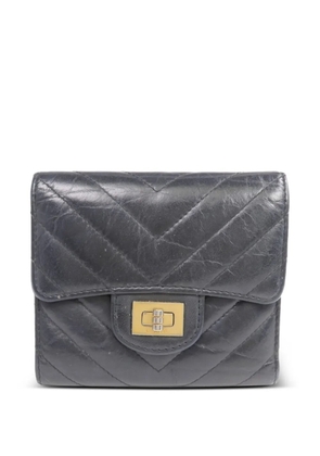 CHANEL Pre-Owned 2.55 chevron-quilted trifold wallet - Black