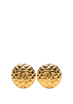 CHANEL Pre-Owned 1980-1990 CC Quilted Gold Plated Round Clip On Earrings costume earrings