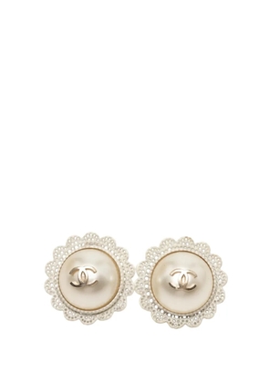 CHANEL Pre-Owned 2015 CC Gold Plated Faux Pearl Lace Push Back Earrings costume earrings