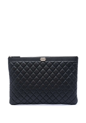 CHANEL Pre-Owned 2016-2017 Large Quilted Caviar Boy O Case clutch bag - Black