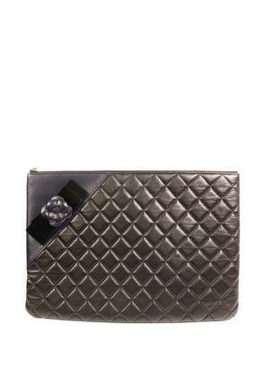CHANEL Pre-Owned Camélia quilted clutch bag - Black