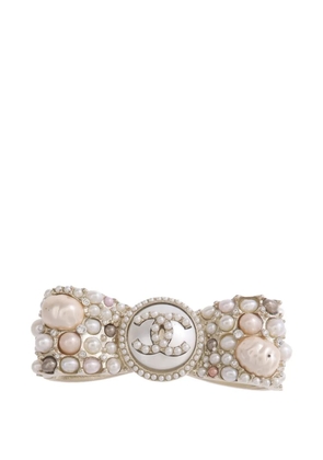 CHANEL Pre-Owned CC faux-pearl brooch - Gold