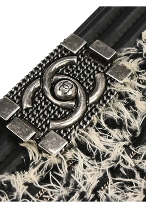 CHANEL Pre-Owned 2017 medium Boy Tweed shoulder bag - Black