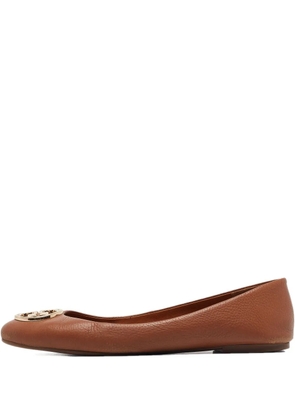 Tory Burch Pre-owned logo-embellished ballet flats - Brown