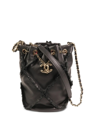 CHANEL Pre-Owned CC fringed bucket bag - Black