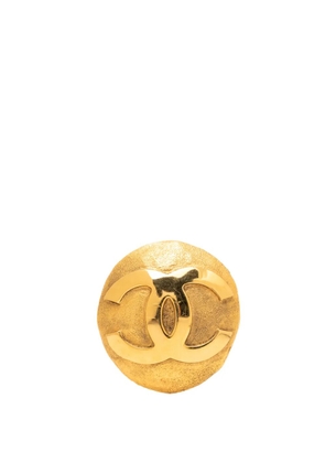 CHANEL Pre-Owned 1980-1990 CC Gold Plated Round Pin Brooch costume brooch