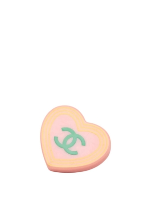 CHANEL Pre-Owned 2004 CC Resin Heart Brooch costume brooch - Pink