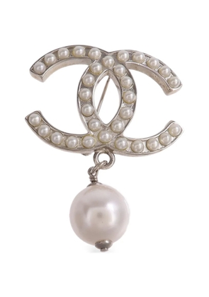 CHANEL Pre-Owned CC faux-pearl brooch - Silver