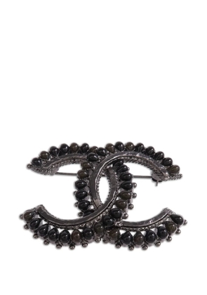 CHANEL Pre-Owned CC metal brooch - Grey