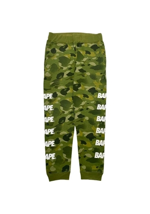A BATHING APE® camouflage-print logo-print track pants - Green