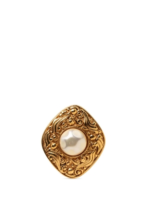 CHANEL Pre-Owned 1970-1980 Gold Plated Baroque Faux Pearl Brooch costume brooch