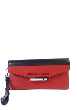 Prada Pre-Owned logo-embossed leather clutch bag - Red