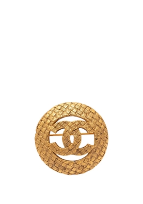 CHANEL Pre-Owned 1980-1990 CC Gold Plated Woven Round Brooch costume brooch