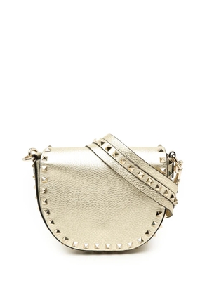 Valentino Garavani Pre-Owned 2018-2026 Metallic Grained Calfskin Rockstud Saddle crossbody bag - Gold