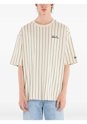 NEW ERA CAP pinstripe-print T-shirt - Neutrals