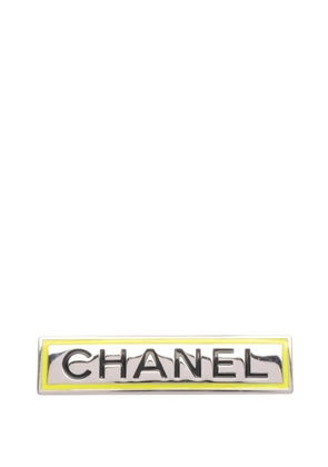 CHANEL Pre-Owned 2021 Palladium Plated Enamel Logo Plate Brooch costume brooch - Silver