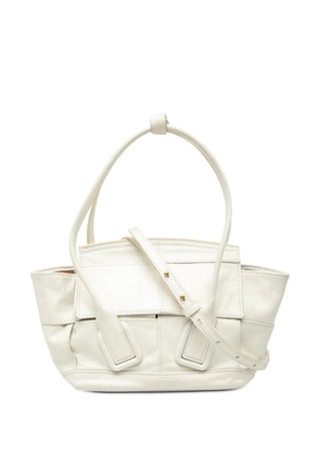 Bottega Veneta Pre-Owned 2012-2026 Mini Calfskin Maxi Intrecciato Arco Slouch satchel - White