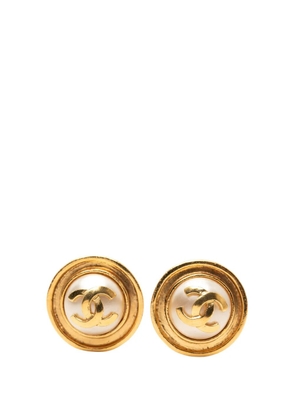 CHANEL Pre-Owned 1995 CC Gold Plated Faux Pearl Clip on Earrings costume earrings
