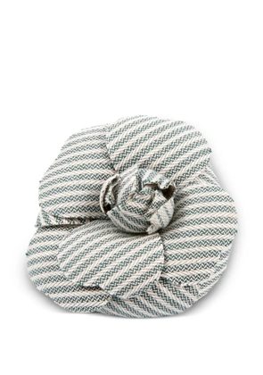 CHANEL Pre-Owned 2000s floral-shaped brooch - Neutrals